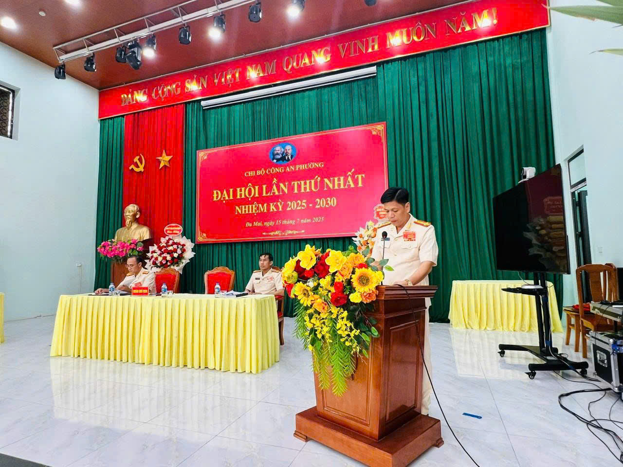 Đồng chí Thượng tá Đồng Duy Long- Bí thư chi bộ- Trưởng Công an phường phát biểu khai mạc Đại hội