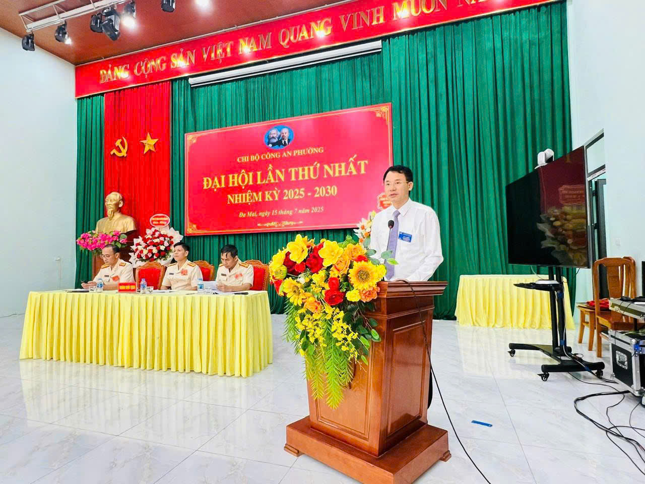 Đồng chí Đỗ Văn Quý, Phó Bí thư Đảng uỷ, Chủ tịch UBND phường phát biểu chỉ đạo Đại hội